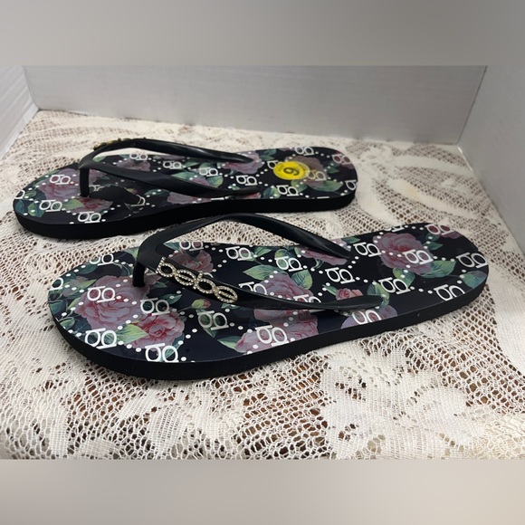 BeBe Flip Flops . New. Floral with Rhinestone Logo. Size 9. - Picture 3 of 4